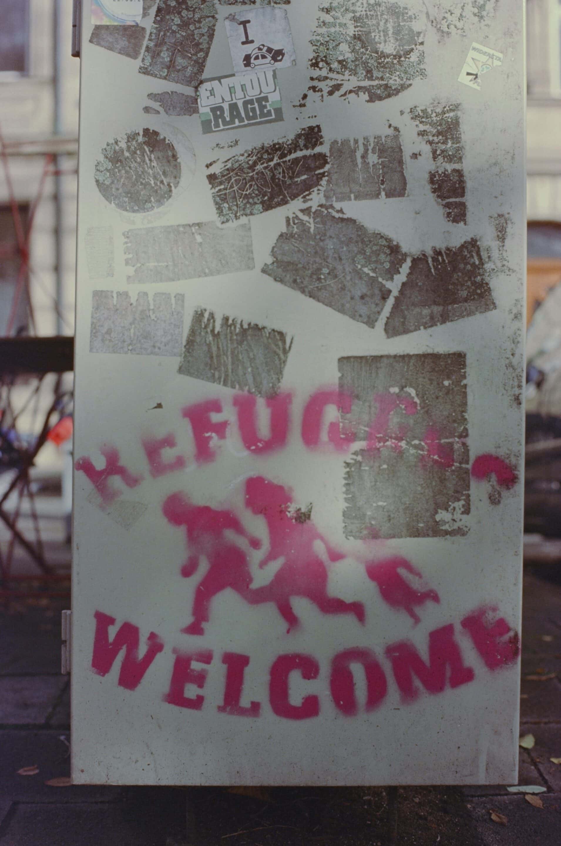 Bill on lampost says refugees welcome